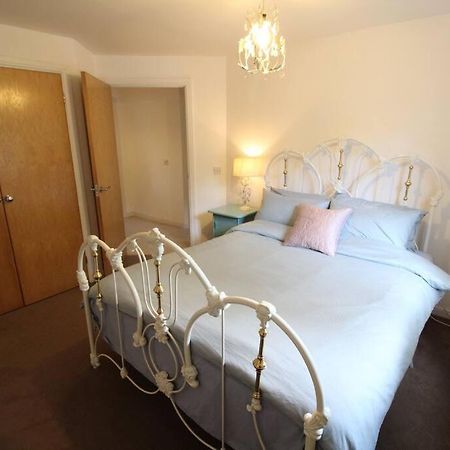 3 Bedroom Flat 10 Mins Walk To Bay And City Center Free Parking Cardiff Bagian luar foto