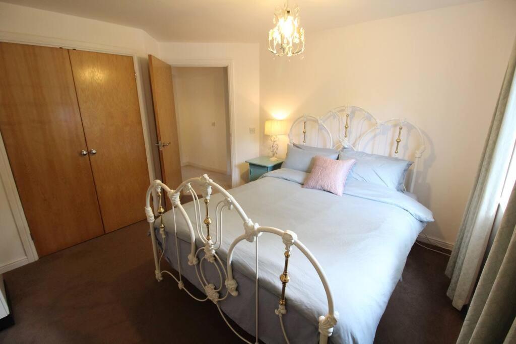 3 Bedroom Flat 10 Mins Walk To Bay And City Center Free Parking Cardiff Bagian luar foto